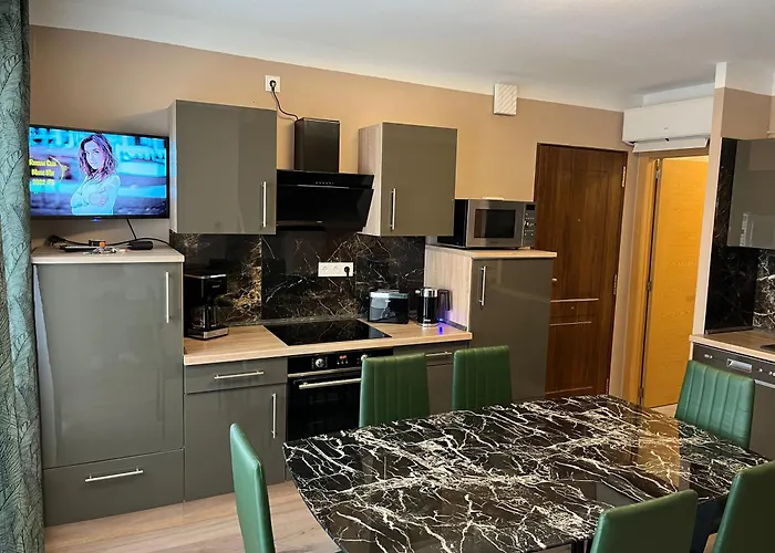 Nadiya App Pool, Parking * تورّيفيِخا