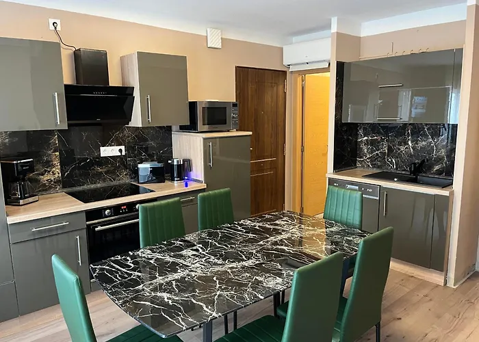 Nadiya App Pool, Parking * تورّيفيِخا